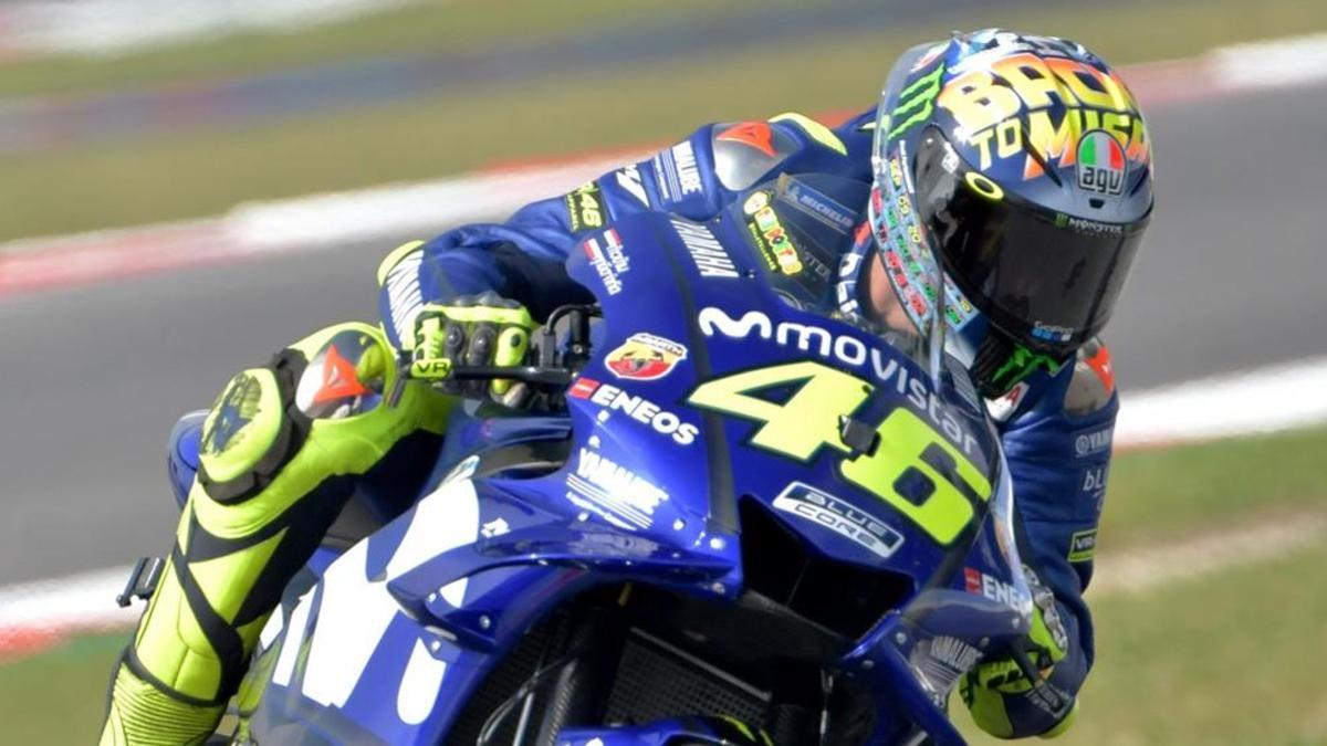 Rossi con su casco especial 'Back to Misano'