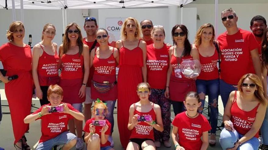 Miembros de la asociación &#039;Mujeres con fuerza y futuro&#039; de Molina de Segura, que se presentó ayer en la Plaza de España de la localidad.