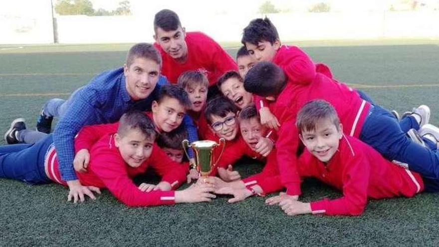 Los alevines de la EEFB posan con el trofeo conseguido este fin de semana en Aveiro.