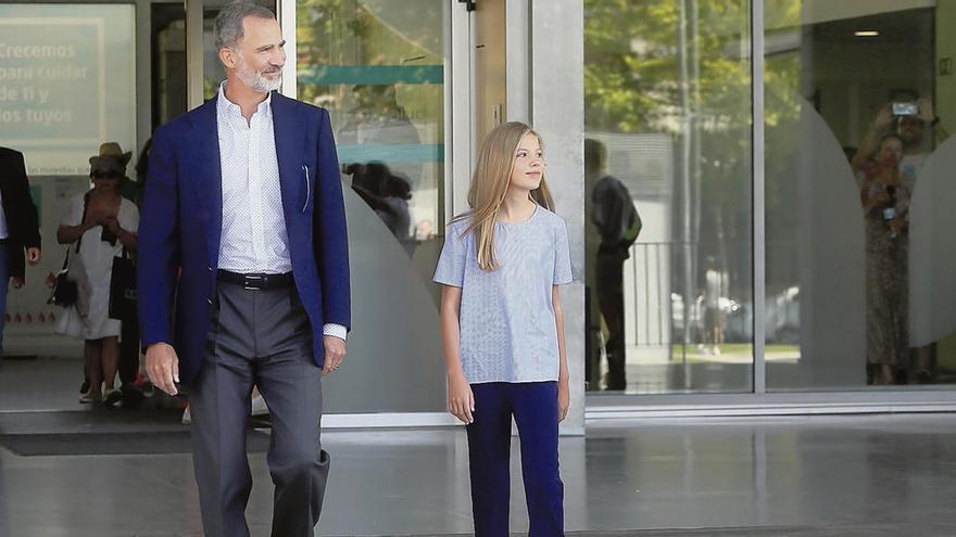 El Rey Felipe VI, junto a su hija Sofía, a la salida del hospital. // Efe