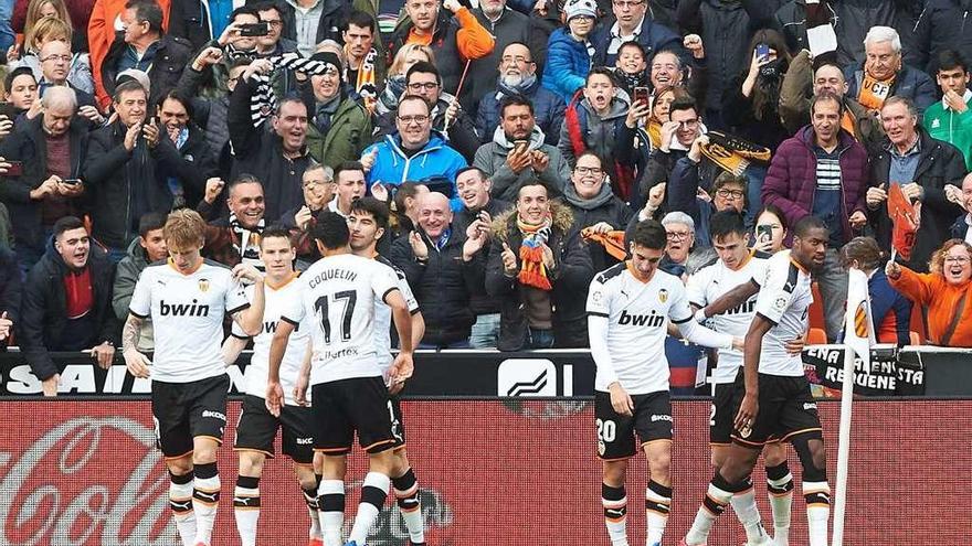 Los jugadores del Valencia felicitan a Maxi Gómez (segundo por la derecha) tras un de sus dos goles al Barcelona. // Europa Press