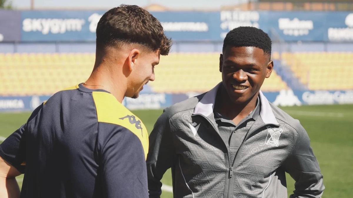 Ntji Tounkara, a la derecha, se saluda con el también cedido por el Córdoba CF Mariano Carmona antes del Alcorcón-Sanluqueño.