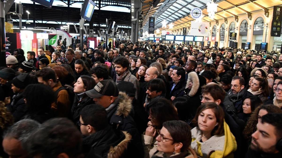 Aglomeración de pasajeros en la estación de Saint-Lazare, en París, durante la huelga de transportes, este lunes.