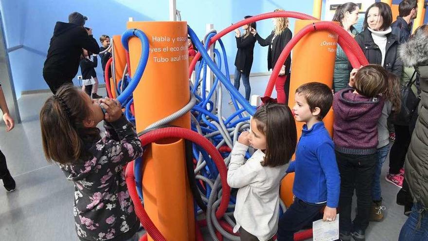 Niños jugando con uno de los módulos interactivos de la muestra durante la inauguración de ayer.