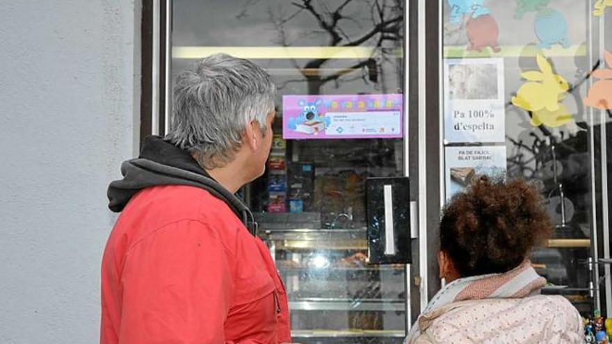 Dos dels primers participants esbrinant una de les endevinalles