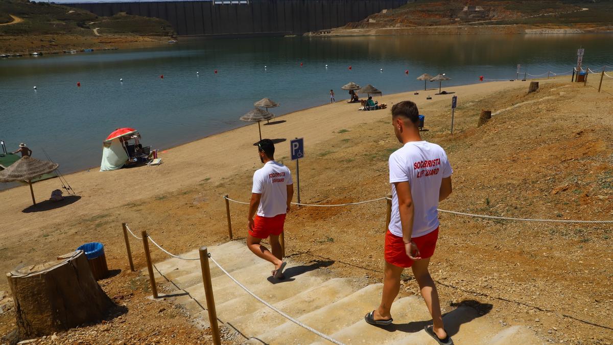 Socorristas en la playa de La Breña, en Almodóvar del Río.