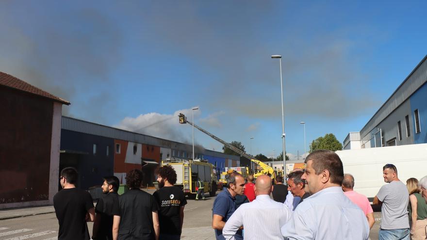 En imágenes: Así es el espectacular incendio en el polígono Águila del Nora