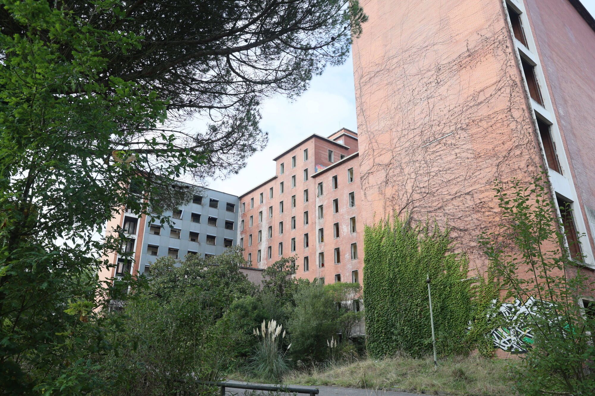 Viejo HUCA. Recorrido por cómo está el viejo hospital.