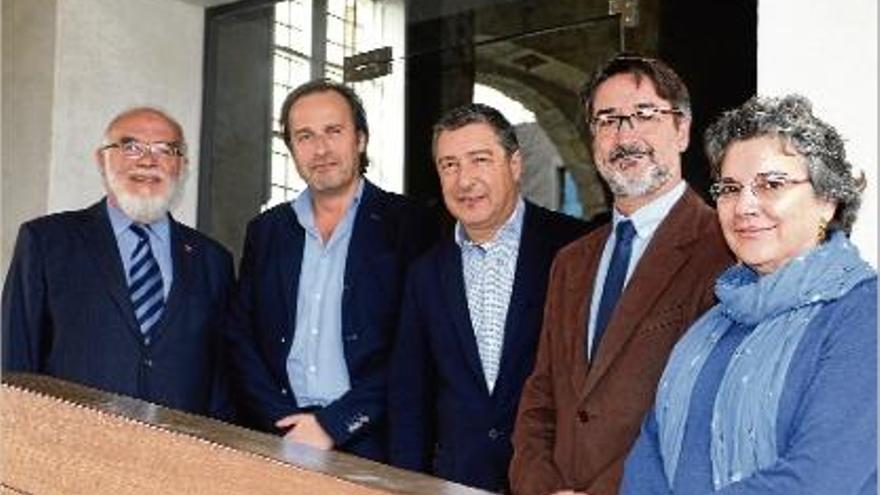 Jaume Pagès, Sergi?Bonet, Joan?Roca, Ramon?Moreno i Carmen Carretero després de signar el conveni.