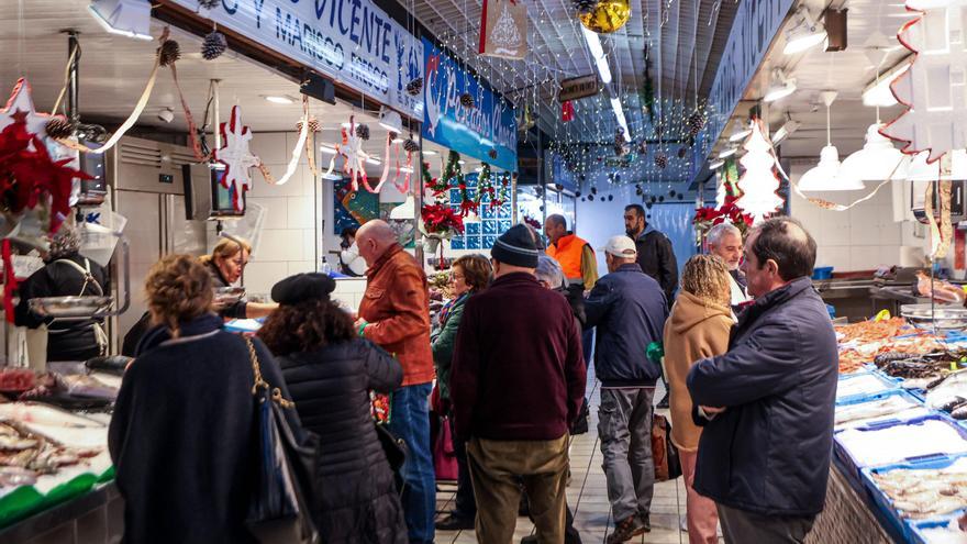 Compras para Nochevieja en Ibiza: picoteos con amigos y grandes pedidos de 'chefs' privados