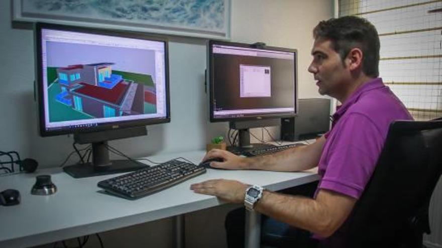 Jordi Martínez, reproduciendo en 3D un proyecto de vivienda.