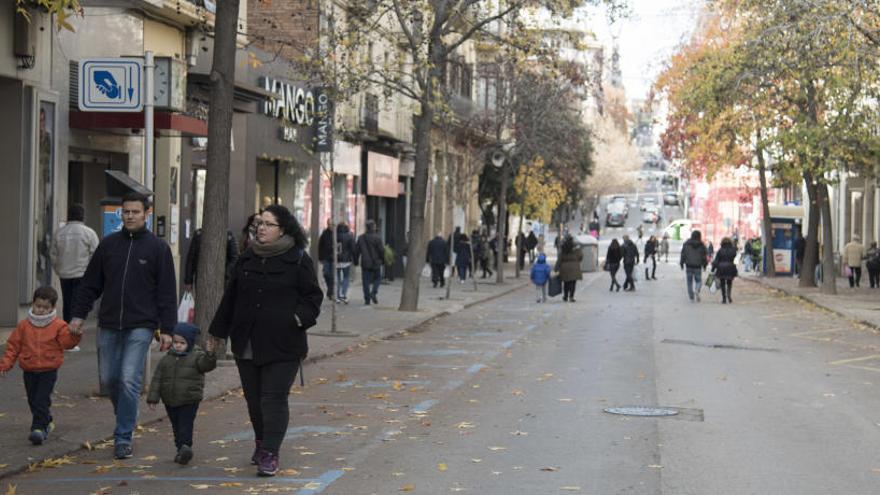 Imatge del carrer Guimerà, eix comercial de Manresa