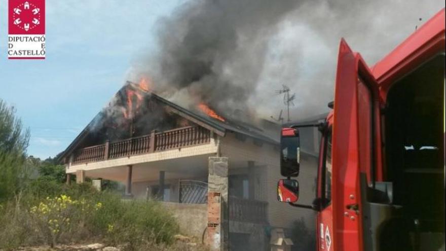 Los bomberos extinguen el fuego en una vivienda en Peñíscola