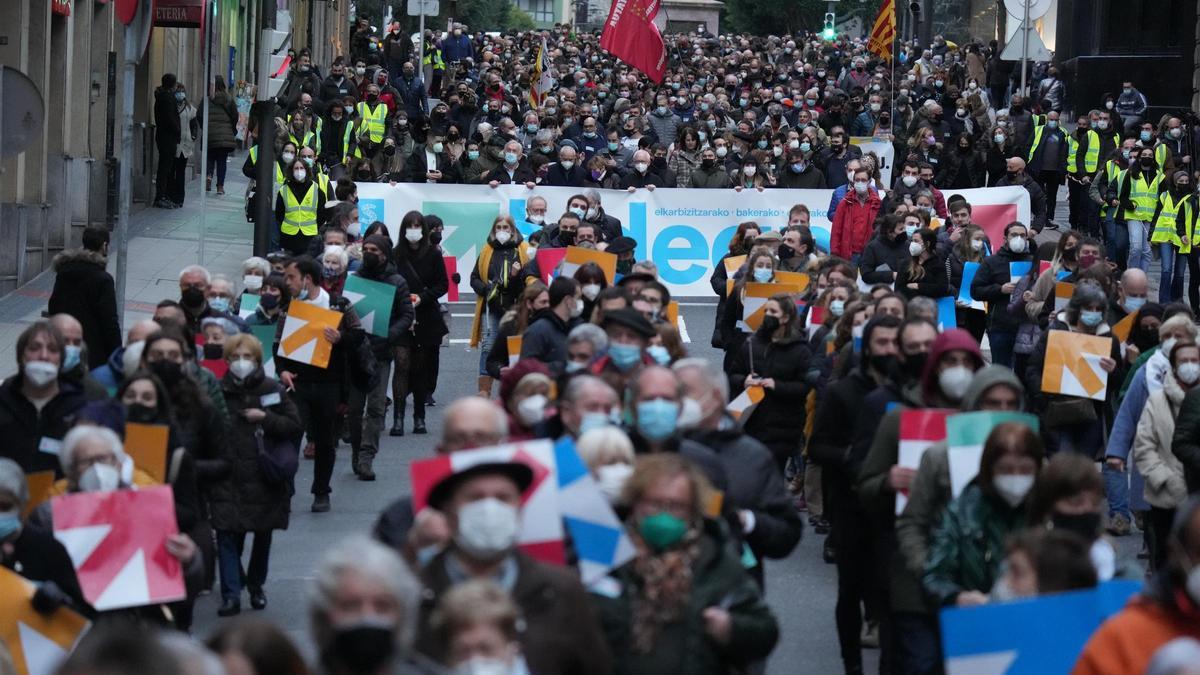 Miles de personas se manifiestan en Bilbao a favor del acercamiento de presos etarras