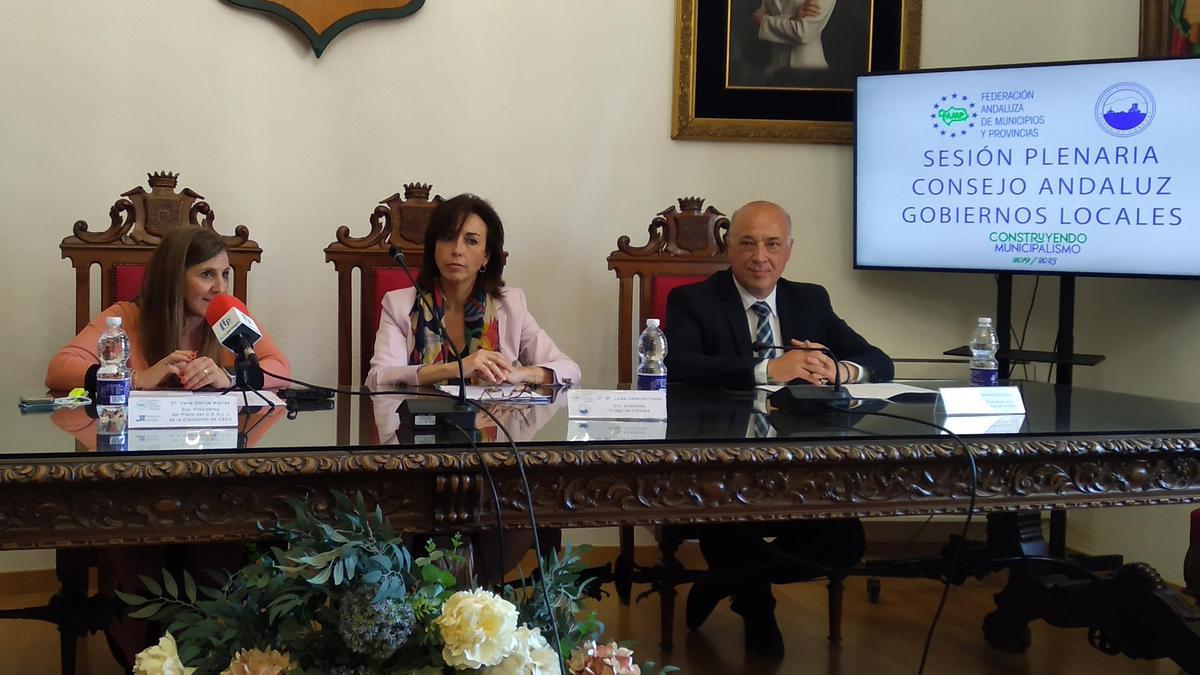 Irene García, María Luisa Ceballos y Antonio Ruiz, ayer en Priego.