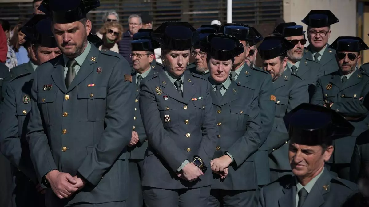 Una ofrenda floral recuerda a los dos guardias civiles fallecidos hace un año en Barbate