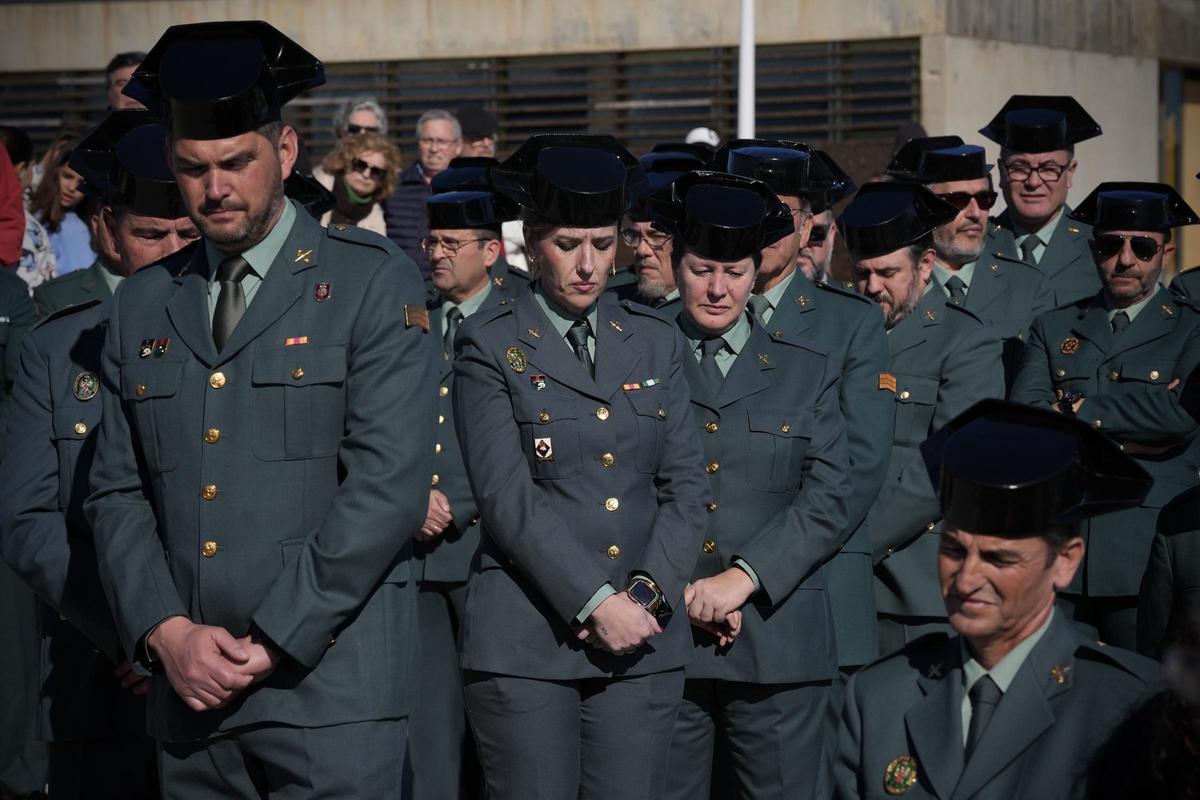 Una emotiva ofrenda floral recuerda a los dos agentes fallecidos hace un año en Barbate