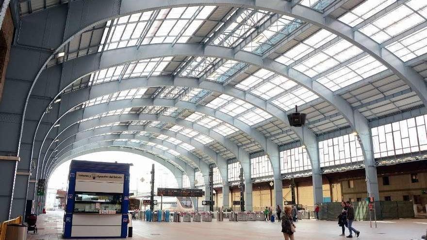 Interior de la estación del ferrocarril de San Cristóbal, que se integrará en la futura intermodal.