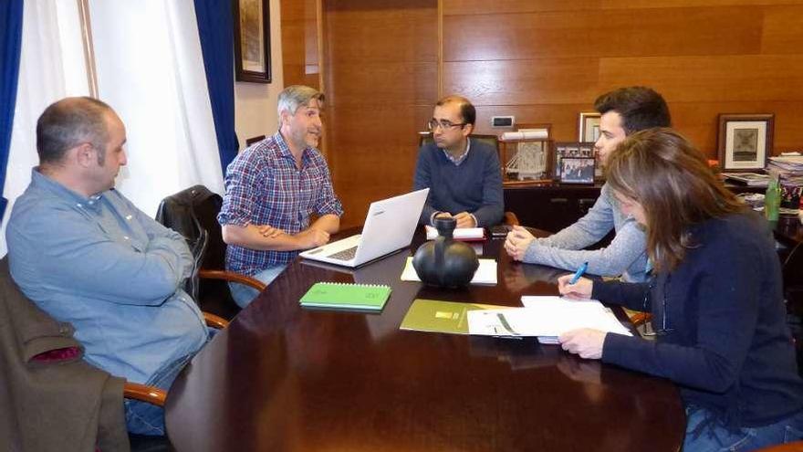 Por la izquierda, los integrantes del proyecto José Díaz, Víctor Fernández, el alcalde José Víctor Rodríguez, Daniel Campo y Belén Liste, gerente del GDR Alto Narcea Muniellos, ayer, en la reunión celebrada en Cangas.