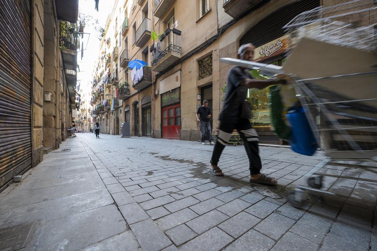 Intersección de las calles La Lluna, Lleó y Ferlandina, en el barrio del Raval, en el distrito de Ciutat Vella de Barcelona.