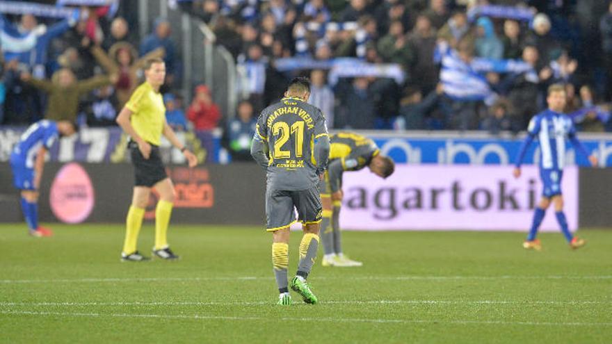 Jonathan Viera, cabizbajo, camina en Mendizorroza tras el segundo gol del Deportivo Alavés.