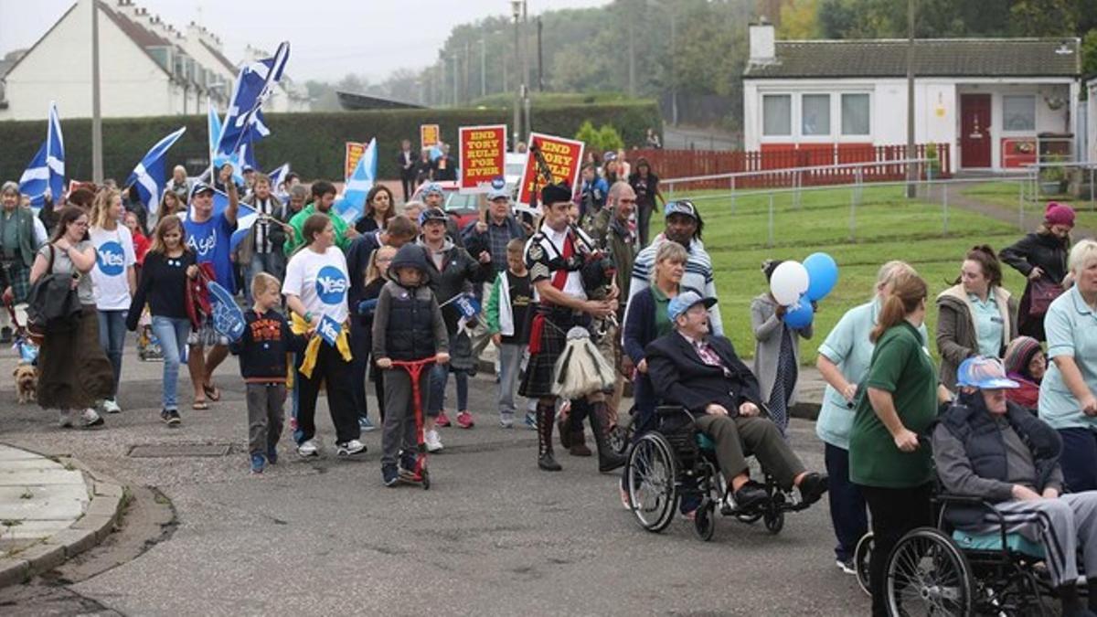 Grupos de residentes se dirigen a votar, en Edimburgo, esta mañana.