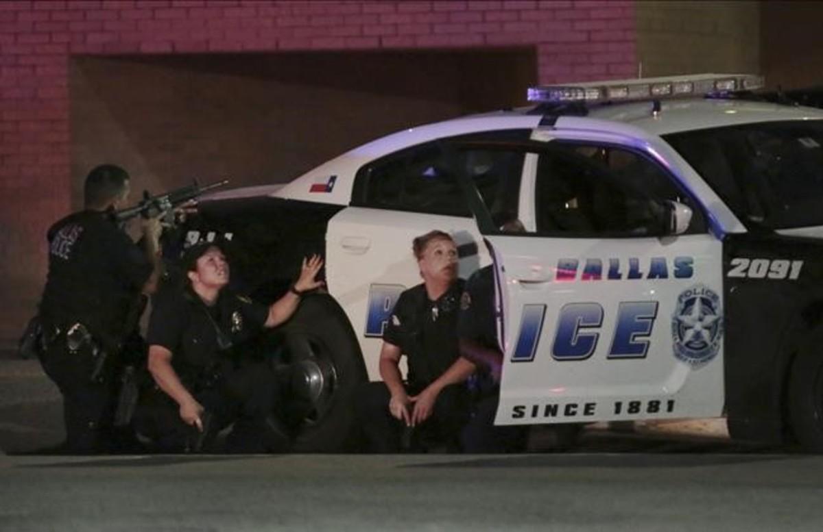 Agentes de policía durante el tiroteo.