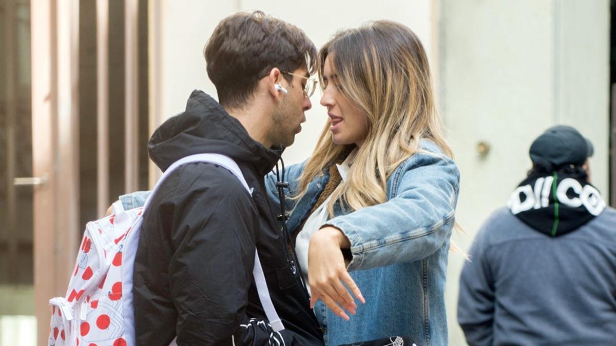 Lola Indigo y Don Patricio perrean en la calle