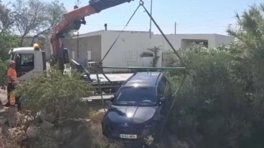Un coche sale de la carretera y vuela 30 metros antes de caer por un terraplén en Sant Josep