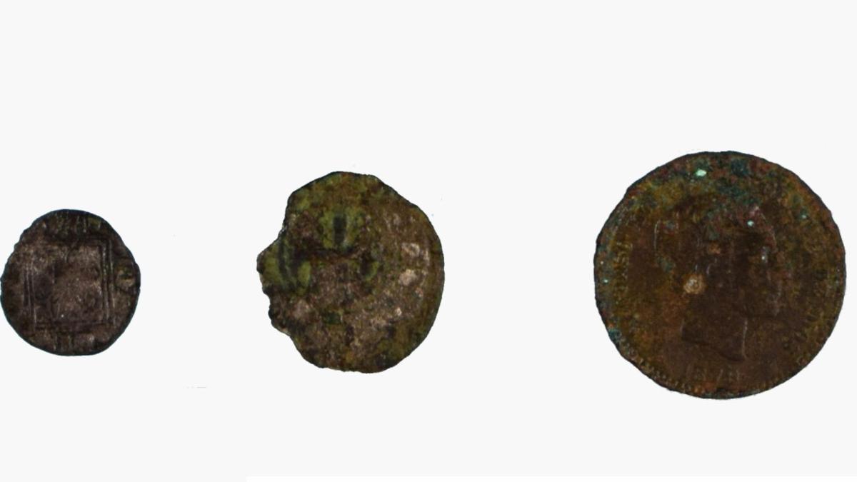 Monedas localizadas entre los restos de la muralla de Avilés.