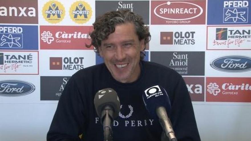 Raúl Garrido, entrenador del Olot, durante una rueda de Prensa