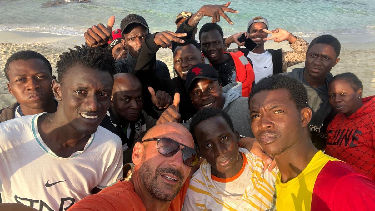 Damián Solé se hace un 'selfie' con los migrantes poco después de que llegarán a la playa donde trabaja.