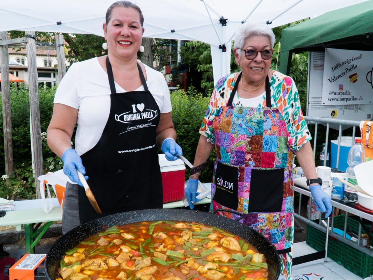 Dos mujeres cocinan una paella en el concurso del año pasado.