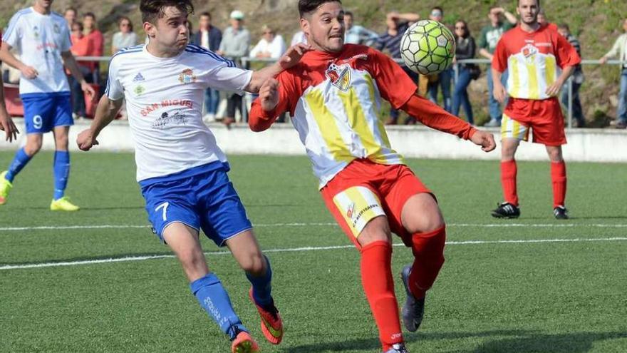 Una jugada del encuentro ayer en O Carrasco. // Rafa Vázquez