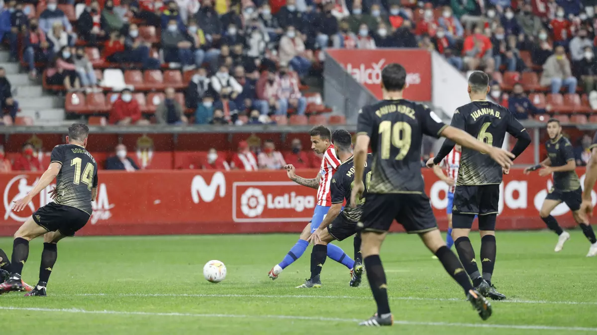 La crónica del Sporting-Alcorcón: Djuka derriba el muro y da el liderato