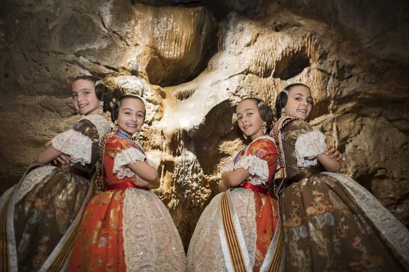 Visita de la fallera mayor infantil y la corte de honor a les Coves de Sant Josep