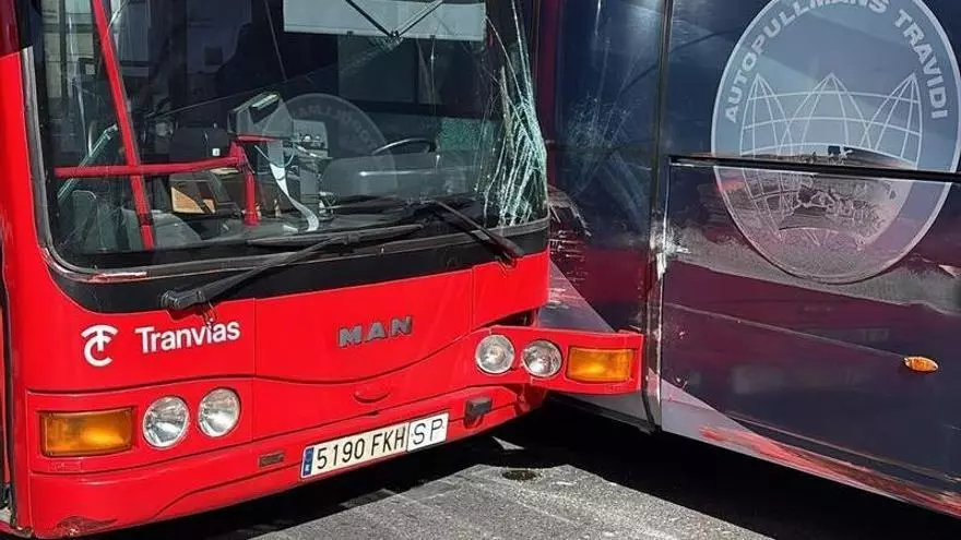Accidente de dos autobuses en la plaza de Pontevedra