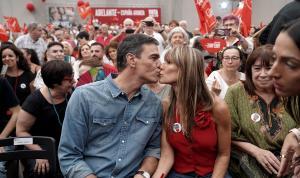 Pedro Sánchez y su mujer Begoña Gómez en un acto electoral de las pasadas elecciones.