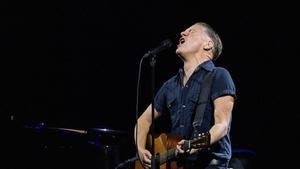 Bryan Adams en plena actuación, ayer por la noche, en Cap Roig