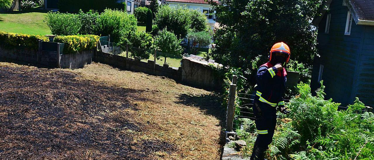 Un bombero en la fincas afectada por el incendio  | // GONZALO NÚÑEZ