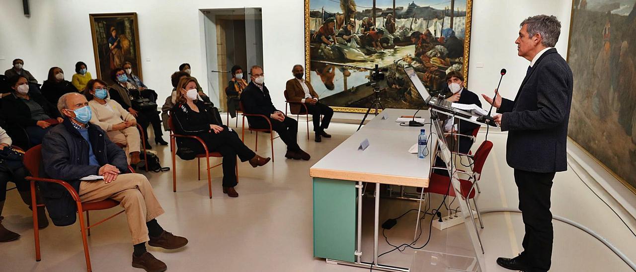 Javier Barón, de pie, durante la conferencia sobre la donación de Arango en el Bellas Artes. | Luisma Murias