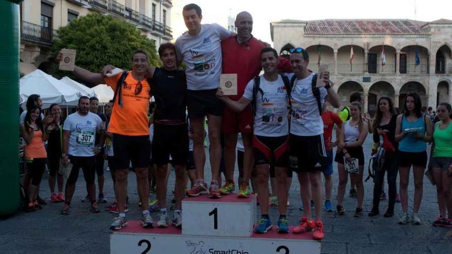 Los primeros en la clasificación masculina y femenina recibiendo sus premios en la Plaza Mayor.