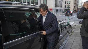 El expresidente de la Generalitat Carles Puigdemont a su salida del Parlamento Europeo, en Bruselas (Bélgica).