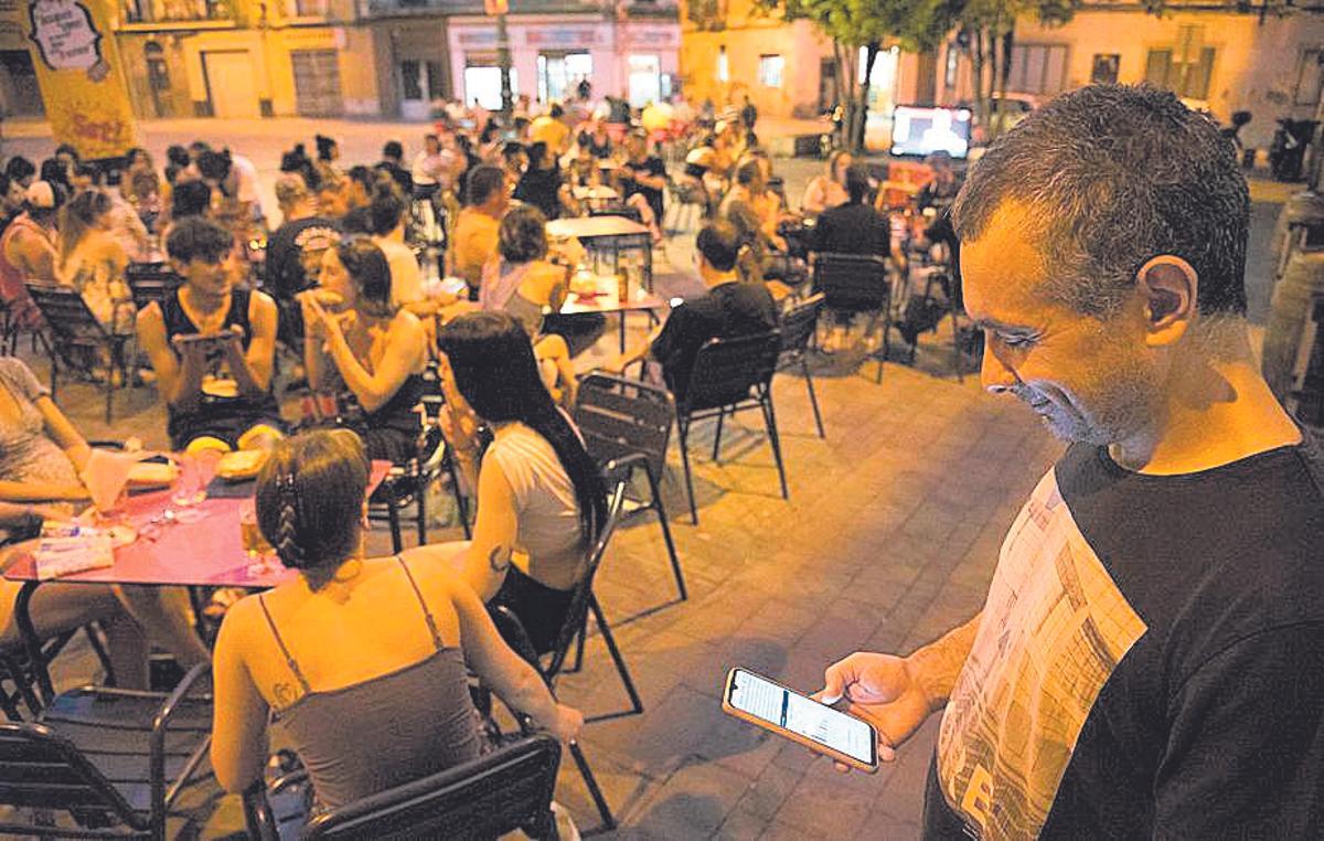 Jordi Masdeu seguint l’escrutini al bar L’Alzina