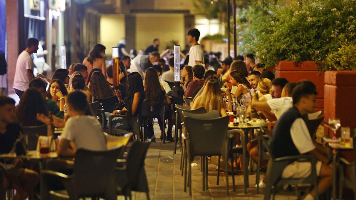 Imagen de una terraza en la Plaza Honduras de València hace un mes antes de la entrada en vigor de las últimas medidas anticovid.  | GERMÁN CABALLERO