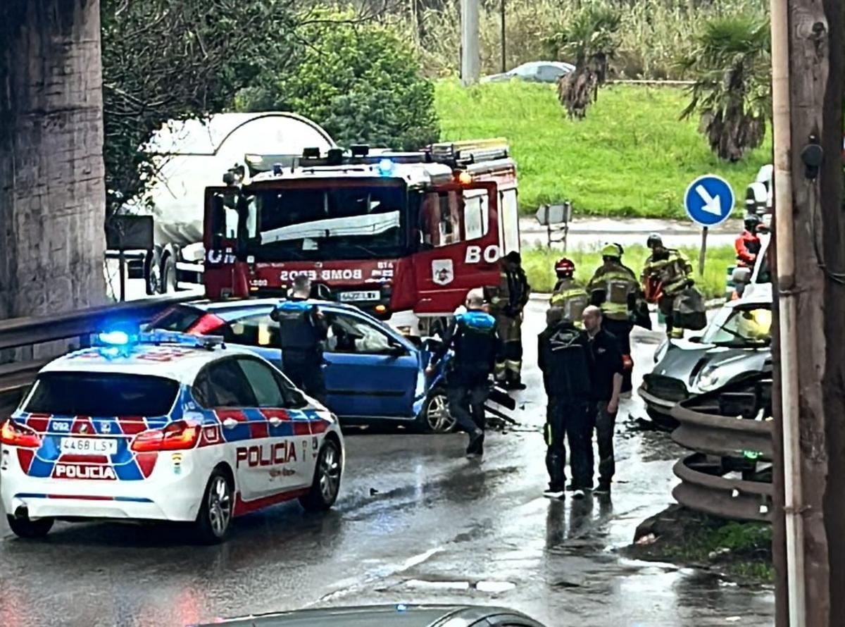 Los vehículos accidentados.