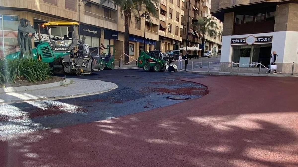 Trabajos de asfaltado en la Plaça de la Concepció de Ontinyent.