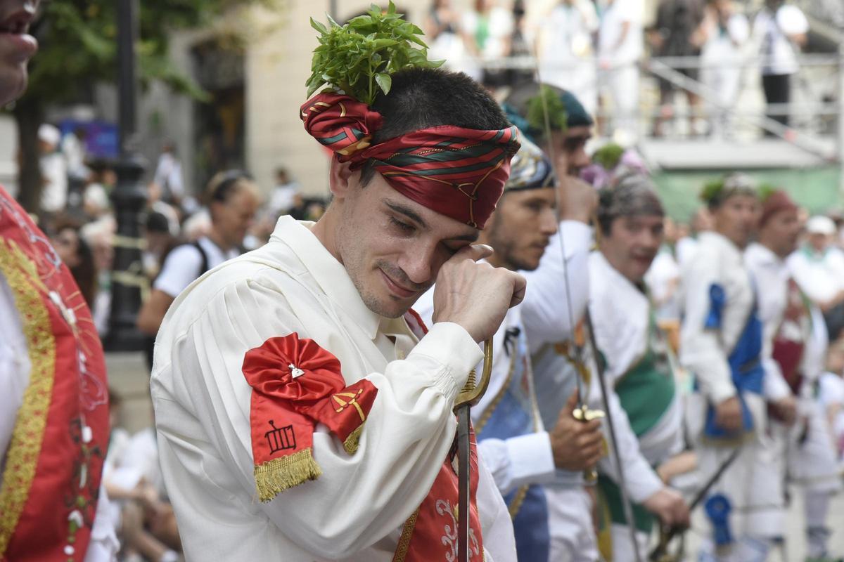 Emoción de los danzantes en las fiestas de San Lorenzo.