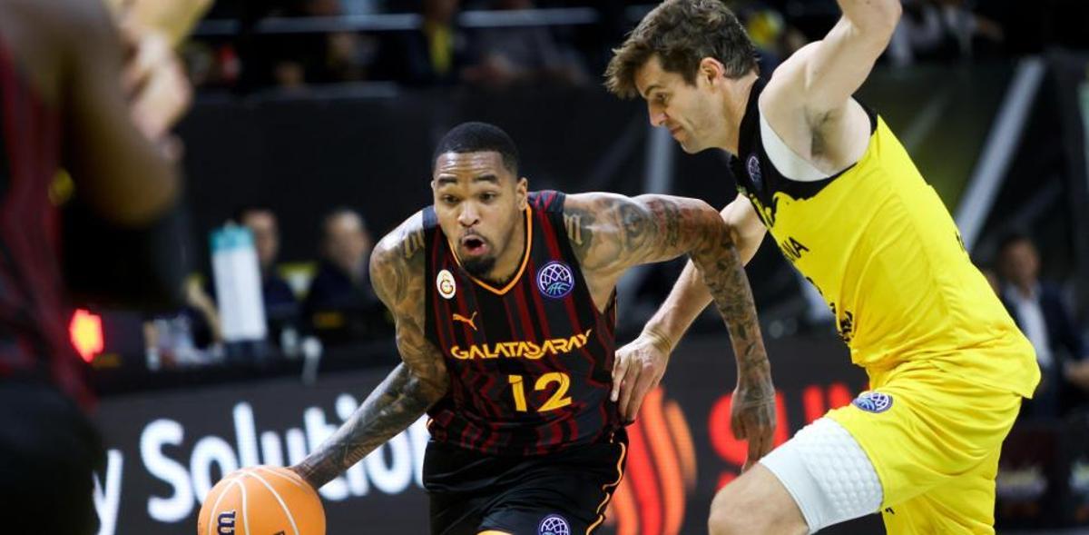 Doornekamp, en una acción defensiva en el duelo de semifinales de la pasada temporada ante el Galatasaray.