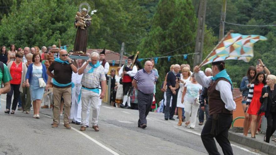 La procesión del &quot;toreo del santu&quot;, ayer, en Piñeres.